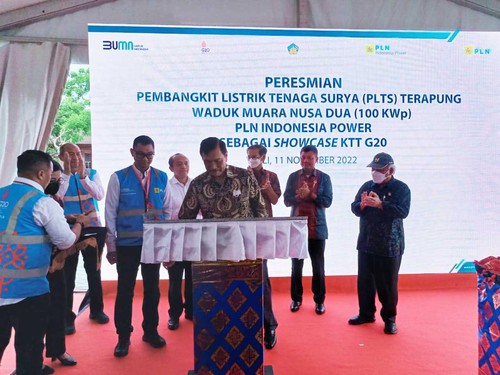 Menko Marves Luhut B Pandjaitan meresmikan PLTS terapung di Waduk Muara Tukad Nusa Dua, Bali, Jumat (11/11/2022) sore. Foto: Agus Eka