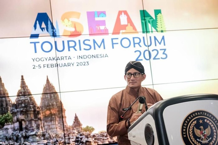 Menteri Pariwisata dan Ekonomi Kreatif Sandiaga Salahuddin Uno memaparkan sejumlah persiapan yang telah dilakukan menjelang pelaksanaan ASEAN Tourism Forum (ATF) 2023, dalam acara The Weekly Brief with Sandi Uno, di Gedung Sapta Pesona, Kamis (10/11/2023)