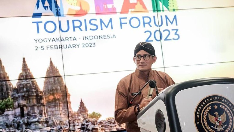 Menteri Pariwisata dan Ekonomi Kreatif Sandiaga Salahuddin Uno memaparkan sejumlah persiapan yang telah dilakukan menjelang pelaksanaan ASEAN Tourism Forum (ATF) 2023, dalam acara The Weekly Brief with Sandi Uno, di Gedung Sapta Pesona, Kamis (10/11/2023)