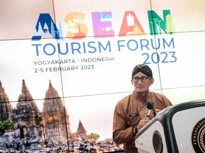Menteri Pariwisata dan Ekonomi Kreatif Sandiaga Salahuddin Uno memaparkan sejumlah persiapan yang telah dilakukan menjelang pelaksanaan ASEAN Tourism Forum (ATF) 2023, dalam acara The Weekly Brief with Sandi Uno, di Gedung Sapta Pesona, Kamis (10/11/2023)