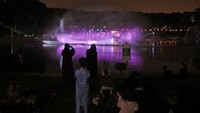 Pengunjung terlihat begitu menikmati festival cahaya tersebut.