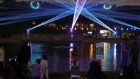Warga Saudi menghadiri festival cahaya Noor Riyadh yang diadakan di Taman Al-Salam di ibu kota Saudi, Riyadh, Kamis, (3/11/2022).