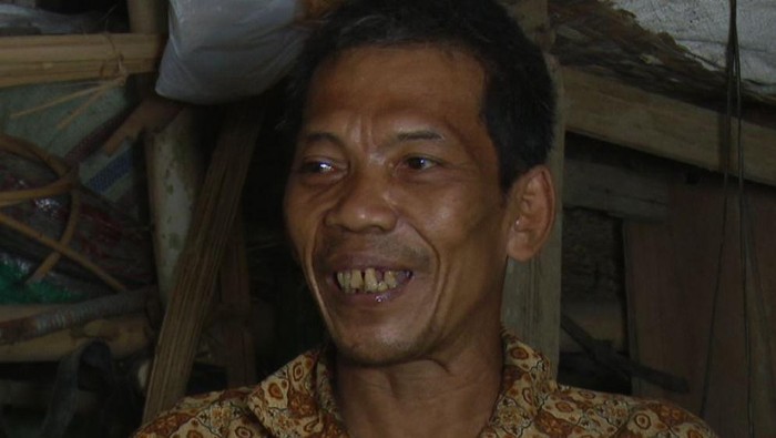 Pak Bejo ditabrak motor dari belakang saat dirinya sedang berjualan menggunakan kursi roda. Mari bantu pengobatan Pak Bejo lewat donasi di berbuatbaik.