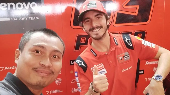 Momen keakraban Mugiyono (40), pria asal Kebumen, Jawa Tengah, dengan para pembalap MotoGP.