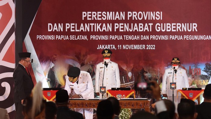 Menteri Dalam Negeri Tito Karnavian (kiri) memandu pembacaan sumpah jabatan pada pelantikan Penjabat Gubernur Provinsi Papua Selatan, Papua Tengah, dan Papua Pegunungan di Kantor Kemendagri, Jakarta, Jumat (11/11/2022). Mendagri resmi melantik tiga penjabat gubernur daerah otonom baru (DOB) Papua yakni Pj Gubernur Papua Selatan Apolo Safanpo, Pj Gubernur Papua Pegunungan Nikolaus Kondomo, dan Pj Gubernur Papua Tengah Ribka Haluk. ANTARA FOTO/Indrianto Eko Suwarso/nz