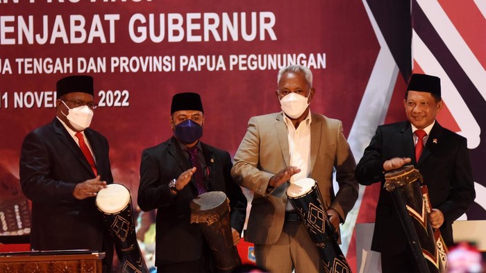Menteri Dalam Negeri Tito Karnavian (kiri) memandu pembacaan sumpah jabatan pada pelantikan Penjabat Gubernur Provinsi Papua Selatan, Papua Tengah, dan Papua Pegunungan di Kantor Kemendagri, Jakarta, Jumat (11/11/2022). Mendagri resmi melantik tiga penjabat gubernur daerah otonom baru (DOB) Papua yakni Pj Gubernur Papua Selatan Apolo Safanpo, Pj Gubernur Papua Pegunungan Nikolaus Kondomo, dan Pj Gubernur Papua Tengah Ribka Haluk. ANTARA FOTO/Indrianto Eko Suwarso/nz