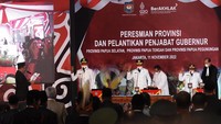 Mendagri Tito Karnavian memandu pembacaan sumpah jabatan saat melantik Penjabat (Pj) Gubernur Papua Selatan, Papua Tengah, dan Papua Pegunungan di Kantor Kemendagri, Jakarta, Jumat (11/11/2022).