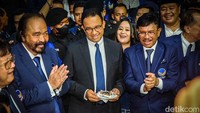 Dalam sesi pemotongan kue, Surya Paloh memberikan potongan kue kepada Anies.