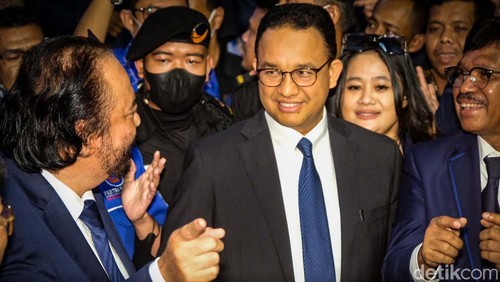 Anies Baswedan menghadiri peringatan HUT NasDem di Jakarta. Anies duduk di samping Ketum NasDem Surya Paloh dan juga mendapatkan potongan kue.