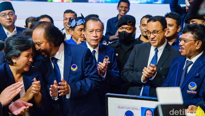 Momen Mesra Surya Paloh-Anies Baswedan di HUT NasDem Anies Baswedan menghadiri peringatan HUT NasDem di Jakarta. Anies duduk di samping Ketum NasDem Surya Paloh dan juga mendapatkan potongan kue.