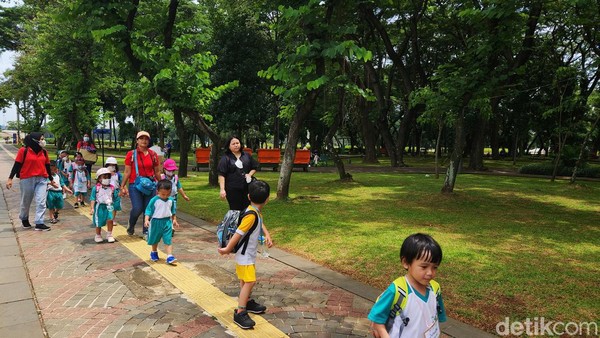Menteri BUMN Erick Thohir sudah bertemu dengan Penjabat (Pj) Gubernur DKI Jakarta Heru Budi Hartono beberapa waktu lalu terkait rencana menghijaukan kembali Monas ini. 