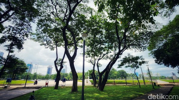 Warga menikmati suasana taman Monas. Hingga saat ini, Monas masih menjadi tempat wisata yang banyak dikunjungi wisatawan maupun warga ibu kota. Warga menikmati suasana taman Monas. Hingga saat ini, Monas masih menjadi tempat wisata yang banyak dikunjungi wisatawan maupun warga ibu kota.