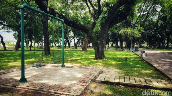 Sebelumnya, pada era Gubernur DKI Jakarta Anies Baswedan, Januari 2020, pohon-pohon di area Monas ditebang demi revitalisasi. 