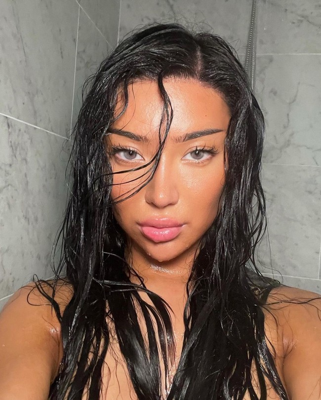 Saat ditenangkan di kamarnya, ia malah menyerang polisi dan sekuriti dengan melempar botol berisi air. Karena itu, Nikita akhirnya ditahan.Foto: Instagram @nikitadragun