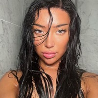 Saat ditenangkan di kamarnya, ia malah menyerang polisi dan sekuriti dengan melempar botol berisi air. Karena itu, Nikita akhirnya ditahan.Foto: Instagram @nikitadragun