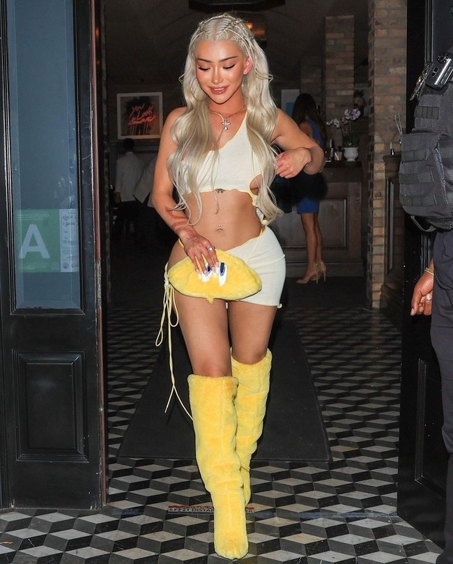 Sesuatu yang harus aku pelajari dari menjadi bipolar adalah bukan yang kamu lihat dalam film dan televisi. Itu bukan tentang membalikkan perasaan setiap waktu dan kamu hanya punya beberapa kepribadian. Ada waktu naik-turun yang cukup lama dan mania dan depresi. Mengalaminya seperti ada angin puyuh, tuturnya.Foto: Instagram @nikitadragun