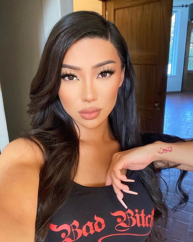 Nikita Dragun yang dikenal sebagai selebgram dan kreator konten baru-baru ini ditahan di kepolisian Miami, AS diduga karena menyebabkan kegaduhan di sebuah hotel. Wanita yang meluncurkan brand kosmetik, Dragun Beauty, itu juga disebut menyerang petugas. Foto: Instagram @nikitadragun