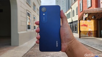 Bicara dapur pacu, Oppo A17k mengandalkan chipset MediaTek Helio G35 yang dipadukan dengan RAM 3 GB. Diberikan fitur RAM virtual sehingga pengguna bisa mendapatkan total RAM 7 GB. Foto: Adi Fida Rahman/detikINET