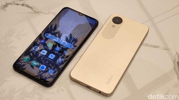 Oppo membekali ponsel barunya dengan baterai 5.000 mAh. Dengan kapasitas tersebut, Oppo A17k diklaim dapat digunakan untuk melakukan panggilan telepon hingga 20 jam atau menonton video YouTube selama 20 jam dengan pengisian penuh. Foto: Adi Fida Rahman/detikINET