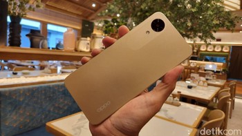 Desain warna emas Oppo A17k disempurnakan dengan efek mutiara yang berkilau, memberikan kesan tampilan desain metalik yang sangat menarik. Foto: Adi Fida Rahman/detikINET