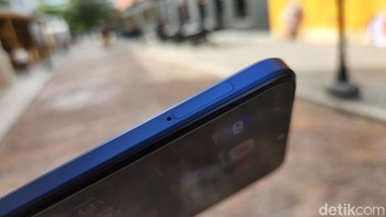 Sisi kiri ada slot SIM Card. Foto: Adi Fida Rahman/detikINET