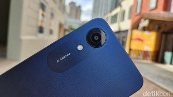 Oppo A17k membawa kamera 8 MP di bagian punggungnya. Sementara untuk selfie diberikan kamera 5 MP di tempatkan pada notch tetesan air di atas layar. Foto: Adi Fida Rahman/detikINET