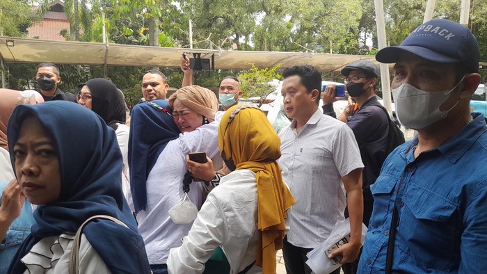 Ortu siswa SDN Pocin 1 menangis di DPRD Depok (Sholihin-detikcom)