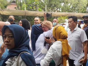 Tangis Orang Tua Siswa SDN Pocin 1 Depok Adukan Masalah Berbelit