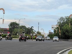 Pada hari pertama penerapan ganjil genap ini, aparat nampaknya tidak melakukan penjagaan kendaraan yang lewat secara maksimal. Alhasil, kendaraan dengan pelat genap pada hari pertama penerapan ganjil genap pada 11 November 2022 masih leluasa wira-wiri di jalanan. Foto: I Wayan Sui Suadnyana