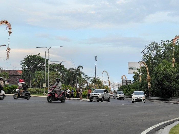 Pada hari pertama penerapan ganjil genap ini, aparat nampaknya tidak melakukan penjagaan kendaraan yang lewat secara maksimal. Alhasil, kendaraan dengan pelat genap pada hari pertama penerapan ganjil genap pada 11 November 2022 masih leluasa wira-wiri di jalanan. Foto: I Wayan Sui Suadnyana