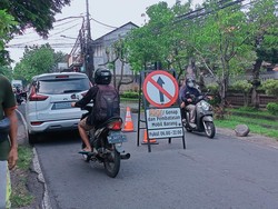 Papan penjelasan ganjil genap dan pembatasan kendaraan barang di Jalan Pulau Moyo, Denpasar. Foto: Agus Eka/detikBali