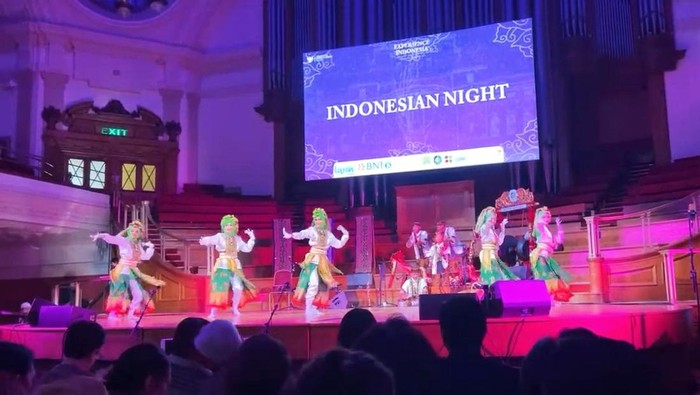 Para pelajar Banyuwangi saat  menari gandrung di London