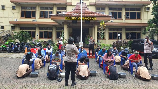 Para siswa hendak tawuran bersimpuh di kaki orang tua meminta maaf. Mereka diamankan di Jl Dakota Raya, Kemayoran, Jakpus, pada Selasa (8/11).