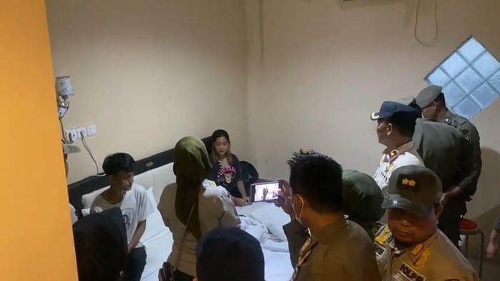 Satpol PP menggerebek praktik prostitusi di hotel dan rumah kos di Kota Parepare, Sulawesi Selatan (Sulsel).