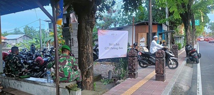 Parkir motor karyawan Hotel Melia Bali berada di Jalan By Pass Ngurah Rai, Nusa Dua. Mampak dua tentara duduk berjaga di dekat parkiran. Foto: Triwidiyanti Parkir motor karyawan Hotel Melia Bali berada di Jalan By Pass Ngurah Rai, Nusa Dua. Mampak dua tentara duduk berjaga di dekat parkiran. Foto: Triwidiyanti