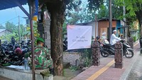 Parkir motor karyawan Hotel Melia Bali berada di Jalan By Pass Ngurah Rai, Nusa Dua. Mampak dua tentara duduk berjaga di dekat parkiran. Foto: Triwidiyanti