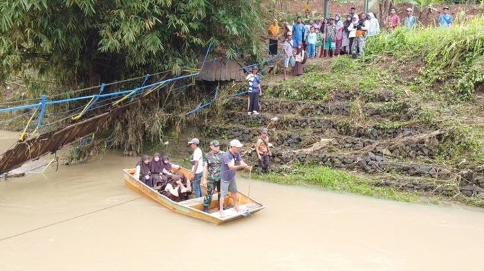 Pelajar Ciamis pakai rakit usai jembatan ambruk