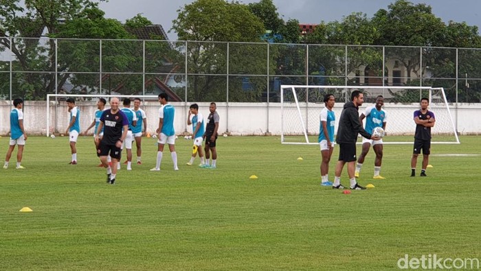 Pelatih PSM Makassar Bernardo Tavares memimpin latihan PSM di Stadion Kalegowa