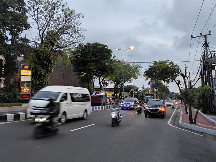 Pemberlakuan ganjil genap dilakukan selama sepekan hingga 17 November 2022. Terdapat 10 titik ruas jalan yang diberlakukan ganjil genap. Foto: I Wayan Sui Suadnyana