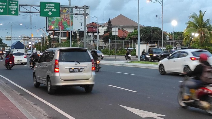Pemberlakuan rekayasa lalu lintas dengan sistem ganjil genap pada hari pertama dalam momentum Konferensi Tingkat Tinggi The Groups of Twenty (KTT G20) nampaknya tak seketat yang dibayangkan. Sebab, sistem ganjil genap belum diterapkan dengan maksimal. Foto: I Wayan Sui Suadnyana