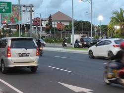 Pemberlakuan rekayasa lalu lintas dengan sistem ganjil genap pada hari pertama dalam momentum Konferensi Tingkat Tinggi The Groups of Twenty (KTT G20) nampaknya tak seketat yang dibayangkan. Sebab, sistem ganjil genap belum diterapkan dengan maksimal. Foto: I Wayan Sui Suadnyana