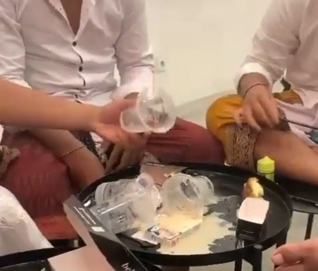Pemuda sengaja tumpahkan minuman