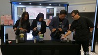 Coffee Master Putri Anjani, SVP Retail Deposit and Product Solution Bank Mandiri Evi Dempowati, SVP Transaction Banking Retail Sales Bank Mandiri Thomas Wahyudi serta Co-Founder Jakarta Coffee Week Hendri Kurniawan, melakukan simulasi manual brew sekaligus membuka perhelatan Livin Jakarta Coffee Week (Jacowek) 2022 di Mal Pondok Indah 3, Jakarta, Jumat (11/11/2022).