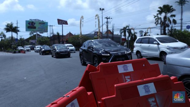Penerapan ganjil genap di sepuluh ruas jalan di Bali selama Konferensi Tingkat Tinggi (KTT) G20 belum berlaku hari ini Jumat (11/11/2022) hingga Jumat (17/11/2022). Masyarakat yang melintasi jalan ini masih bisa melewatinya. (CNBC Indonesia/Tri Susilo)