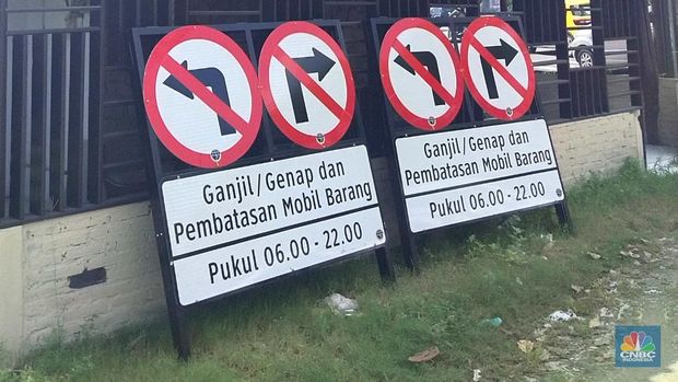 Penerapan ganjil genap di sepuluh ruas jalan di Bali selama Konferensi Tingkat Tinggi (KTT) G20 belum berlaku hari ini Jumat (11/11/2022) hingga Jumat (17/11/2022). Masyarakat yang melintasi jalan ini masih bisa melewatinya. (CNBC Indonesia/Tri Susilo)