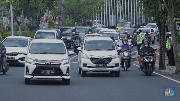 Penerapan ganjil genap di sepuluh ruas jalan di Bali selama Konferensi Tingkat Tinggi (KTT) G20 belum berlaku hari ini Jumat (11/11/2022) hingga Jumat (17/11/2022). Masyarakat yang melintasi jalan ini masih bisa melewatinya. (CNBC Indonesia/Tri Susilo)