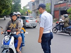 Pengendara sepeda motor dari arah Sesetan, Denpasar, diarahkan untuk tidak masuk ke jalur Simpang Pesanggaran-Benoa. Foto: Agus Eka/detikBali