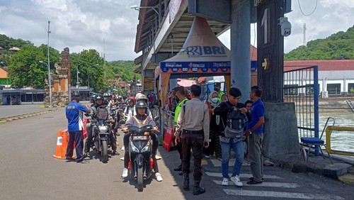 Penyeberangan di Pelabuhan Padangbai masih normal meskipun WSBK 2022 sudah dimulai hari ini Jumat (11/11/2022). Foto: I Wayan Selamat Juniasa