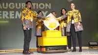 Gautam Pal VP Lubricants Supply Chain, Andri Pratiwa Direktur Lubricants Shell Indonesia,  Ingrid Siburian President Director dan Country Chair Shell IndonesiaBapak Ignatius Warsito Plt. Direktur Jenderal Industri, Kimia, Farmasi dan Tekstil Kementerian Perindustrian RI, Mansi Tripathy VP Lubricants Asia Pacific, dan Machteld de Haan - EVP Global Lubricants Shell berfoto bersama dalam acara Peresmian Perluasan Pabrik Lubricant Oil Blending Plant (LOBP) Shell Marunda 2.0, kawasan  Marunda Center, Tarumajay, Kabupaten Bekasi, Jumat  (11/11/2022).