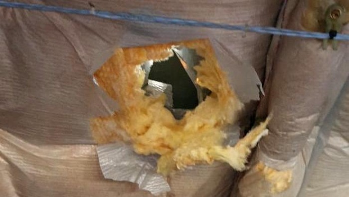 Sebuah pesawat penumpang milik maskapai Middle East Airlines (MEA) terkena peluru nyasar saat melakukan pendaratan di Beirut, Lebanon. Peluru itu memicu sebuah lubang pada salah satu bagian badan pesawat.